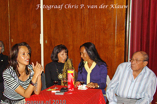 Chris Dessauvagie met dochters Maureen, Kitty, en Ilse<br />2010-10-10 Vogelkop Kumpulan - Oosterhout