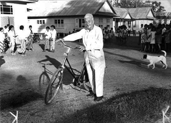 Mgr. Tillemans in Biak. Foto vermoedelijk rond 1974 - 1975