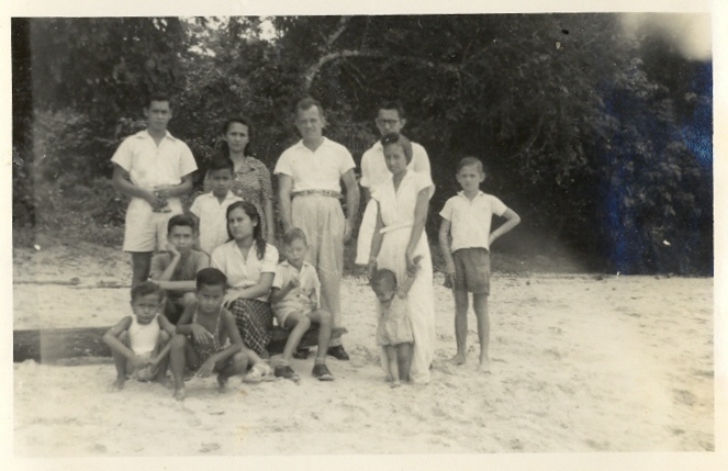 begin jaren 50, Pasir Putih.. Herman naast Anneke Nuse. Rechts Hans van Zanten