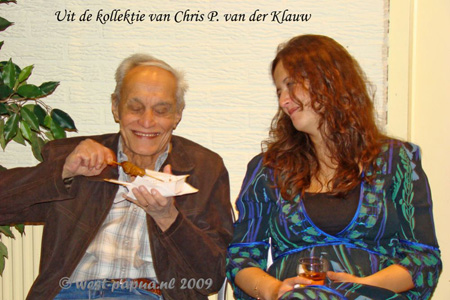 Wim Baier wilde graag saté-etend op de foto nadat dochter Jennifer tsjendol etend betrapt was door fotograaf Chris van der Klauw.