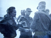 Kapitein Cees van Vliet (midden), commandant<br />vliegveld Utarom bij Kaimana, overlegt met zijn<br />officieren over de eisen van luitenant Heru Sisnodo<br />(links) na de wapenstilstand.