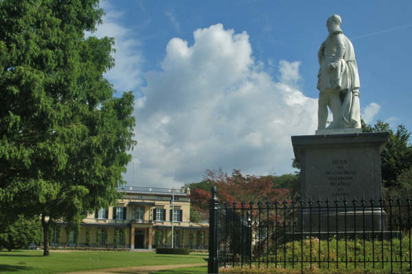 Bronbeek het landgoed_standbeeld K Willem II.jpg